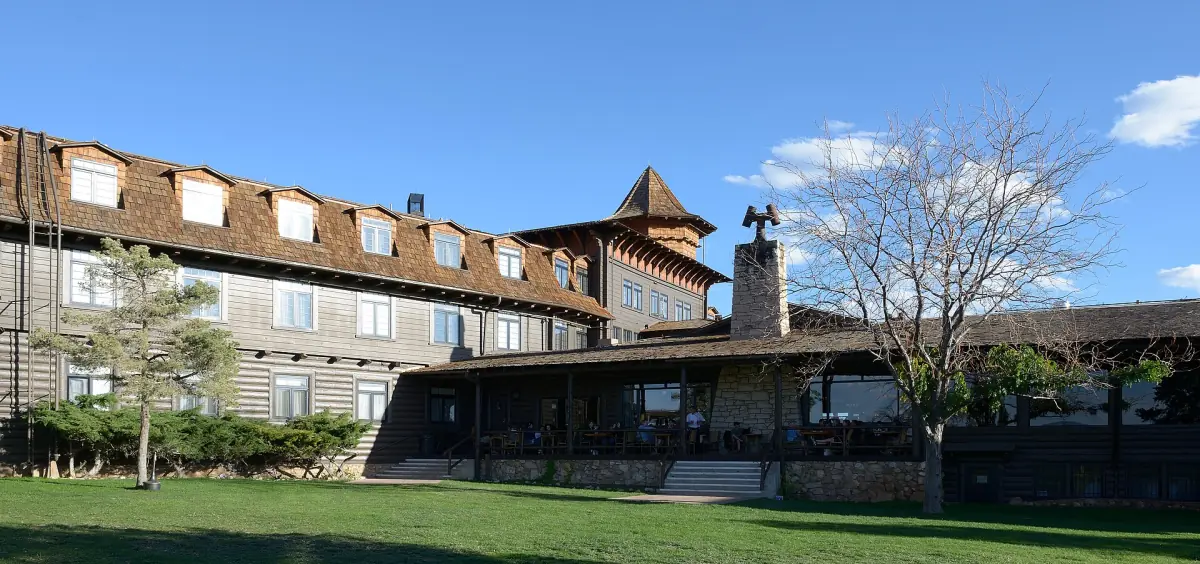 El Tovar facing the rim