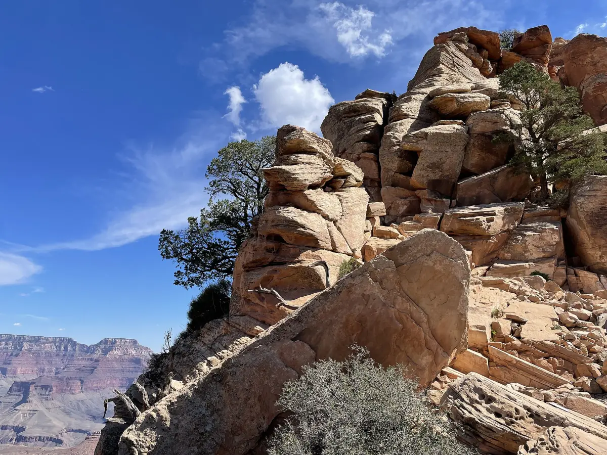 Rocks and views near Ooh Aah Point